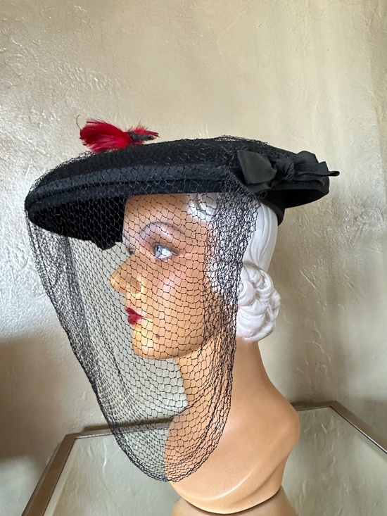 SUPERB 1940\'s BLACK FELT WIDE BRIM HAT + RED FEATHER \
